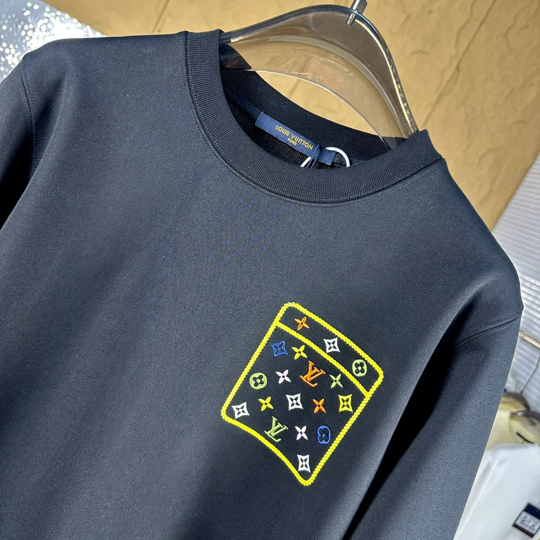 🅿️320 Brand: Louis Vuitton🤳𝗟𝗩 Fabric: ☑️Made of 440g double-strand pure cotton terry👕 Fabric: ☑️Thread with 1*1 double yarn thread. 🔜Comes with dyeing in the same tank. Craftsmanship: ☑️The embroidery uses 3D three-dimensional embroidery technology, 🇧🇫The original computer scan and print is restored 1:1. The pattern is clear and the needle count is dense. It is a rare high-end product on the market! 🇲🇩All three standards are complete! Size: ☑️S 〰️M 〰️L 〰️XL 〰️XXL